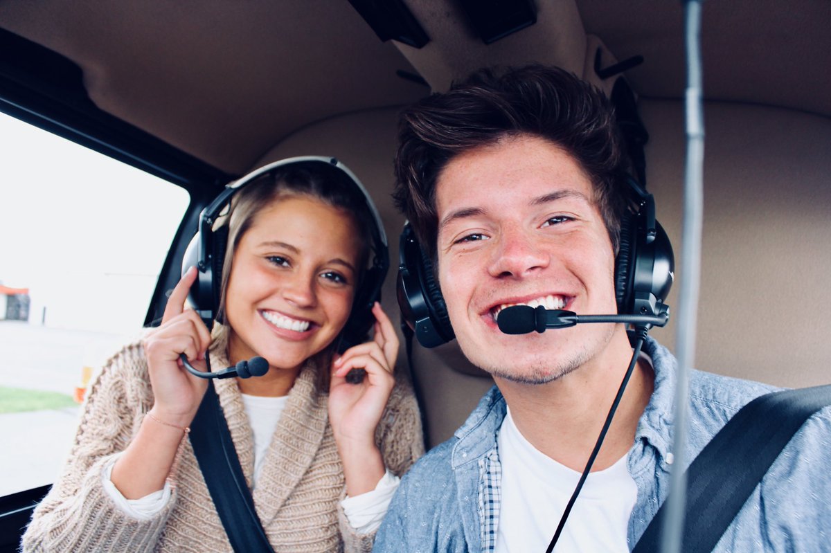 rileyrobinso10's tweet photo. Wouldn’t want to fly to prom with anyone else❤️ @batchhofcookies https://t.co/sWszxHEBgx