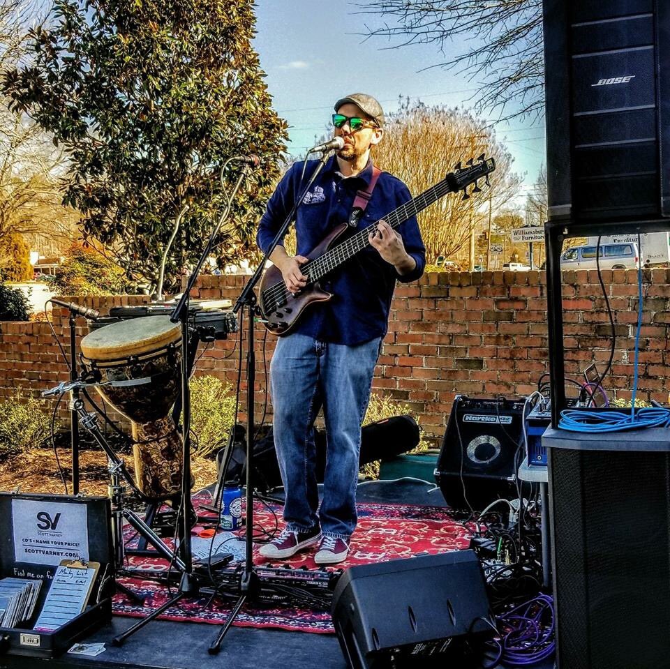 VirginiaBeerCo's tweet photo. This Sunday at 401 Second Street we're featuring fresh bites from @VABlueCrab (12-6:30 pm) + #SundayAcoustics by @ScottVMusic (2-5 pm).
Plus: takeaway specials on cases of cans & 3-packs of Crowlers & and #VAbeer fills in premium Growlers!
#SundayFunday https://t.co/IQNIIGKtZj https://t.co/oKifMMZAZs