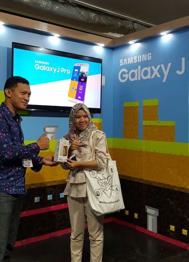 samsungID's tweet photo. Ini dia pemenang kompetisi hari ini!🏆🥁🥁
🤳🏻Pemenang foto bokeh: Dede Dwi Utari!

🕹Pemenang kompetisi game: Steffan Xavier Santoso

Congrats buat dua pemenang kompetisi #SamsungxMarkas2018 ini yang masing-masing mendapatkan #GalaxyJ7Plus👏🏻👏🏻👏🏻

#CaptureLikeAPro https://t.co/zmA7T6dUkm