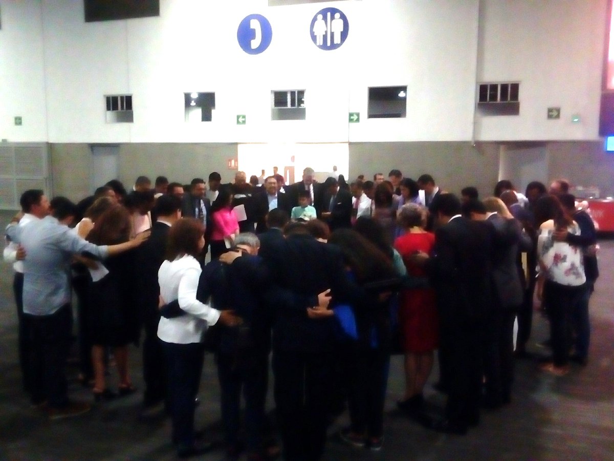mediosicmar's tweet photo. Detrás de cámaras, los organizadores de la reunión en WTC, unidos en oración para que Dios esté en control del servicio. Toda la gloria sea para Dios! :)
#ICMAR #Biblia #ConstruyendoElPoderdeSerUno
#DiscipulosdeJesus https://t.co/Vh95b5qEh1