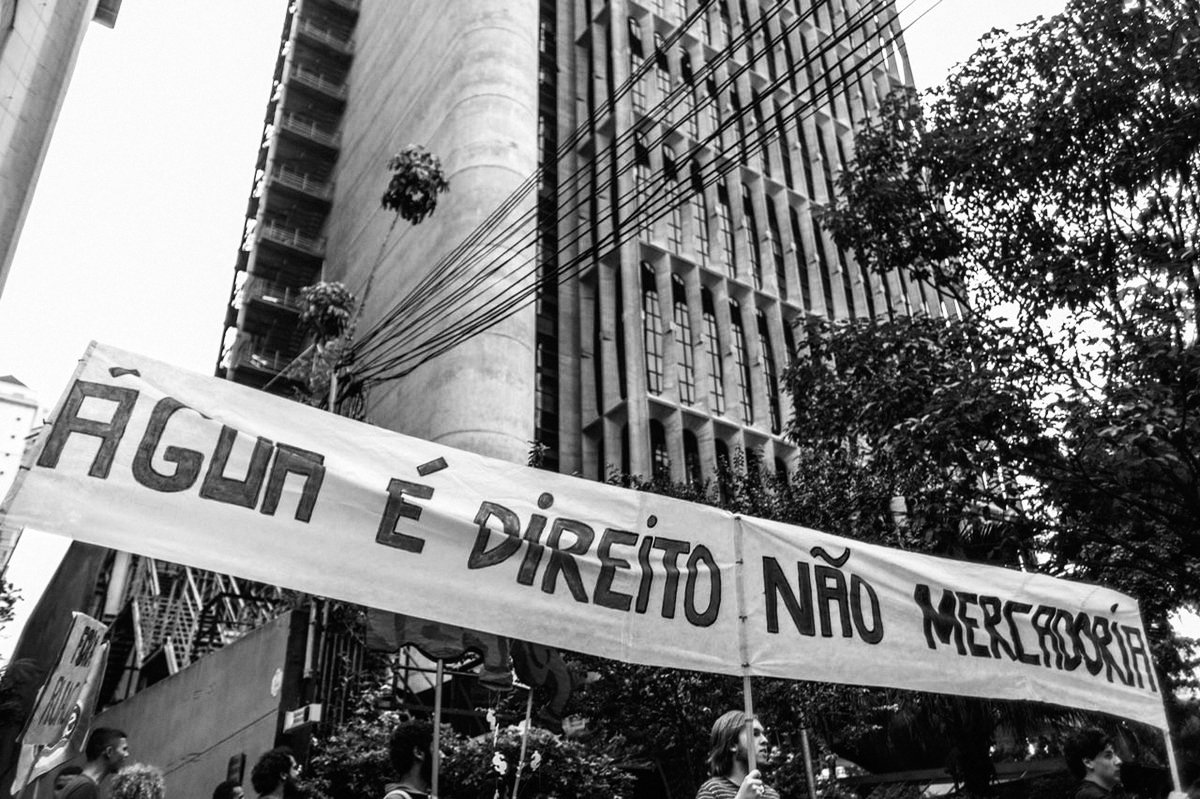 EricBattistelli's tweet photo. Brésil
Urgent

Les trusts Suisses dont #Nestlé sont arrivés au Brésil pour privatiser l'eau avec le gouvernement fasciste. Le peuple brésilien manifeste "L'eau est un droit pas un marché". Un roi symbolisant le capitalisme sauvage défile.  Ce peuple aura tout subi...#MidiaNinja https://t.co/7vhk0rAOQb