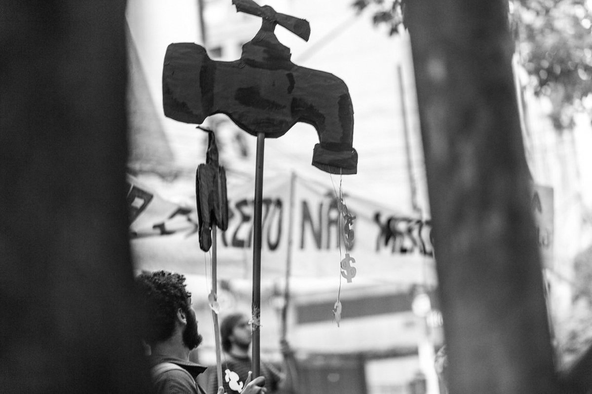 EricBattistelli's tweet photo. Brésil
Urgent

Les trusts Suisses dont #Nestlé sont arrivés au Brésil pour privatiser l'eau avec le gouvernement fasciste. Le peuple brésilien manifeste "L'eau est un droit pas un marché". Un roi symbolisant le capitalisme sauvage défile.  Ce peuple aura tout subi...#MidiaNinja https://t.co/7vhk0rAOQb