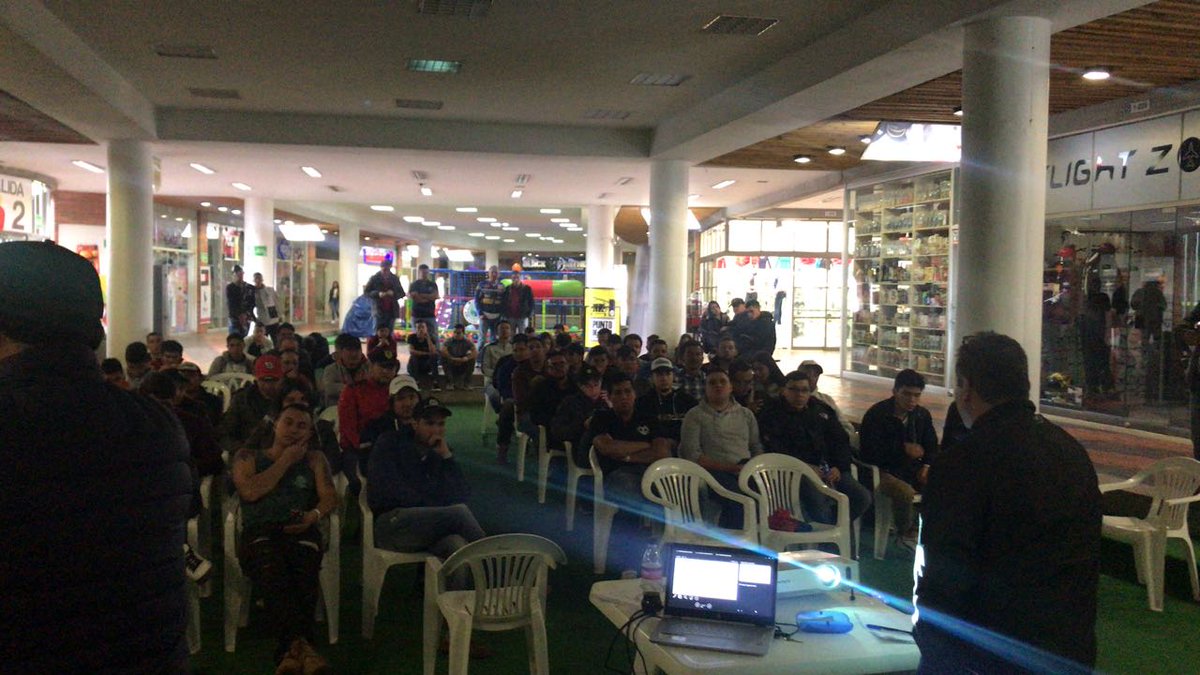 tc2000colombia's tweet photo. A esta hora reunión de pilotos en @OutletCCBima Apoyando al #CarFastTrack https://t.co/JNcJJcdczG