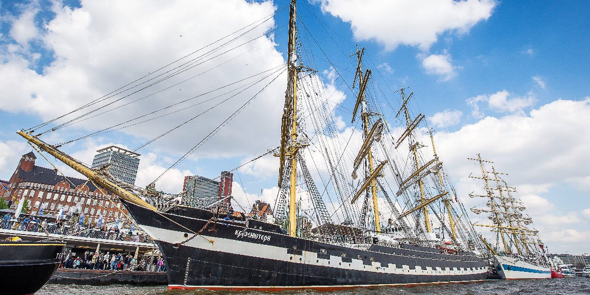 Segeln, schunkeln, schippern, staunen: Die Stars des #Hafengeburtstags sind die über 300 Schiffe. Sie bieten mit Schiffsparaden, Open Ships, Showfahrten und Segelevents ein buntes  Programm auf dem Wasser. Wo seid ihr dabei? hamburg.de/hafengeburtsta…
Bild: imago stock &amp; people
