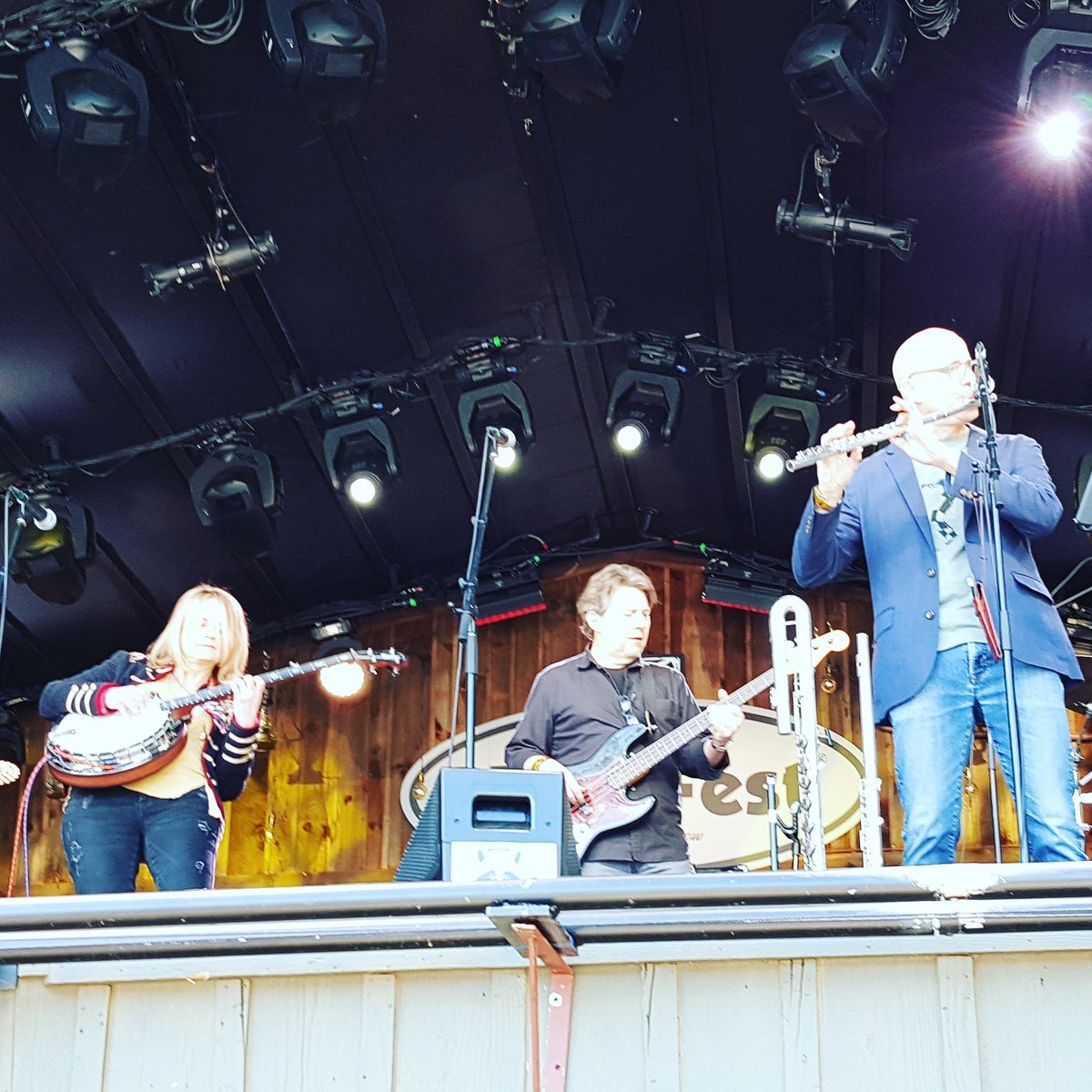 TheNewClassy's tweet photo. The Alison Brown Band at @Merlefest!

#merlefest #bluegrass #merlefest2018 #livemusic #wilkesboro #wilkescommunitycollege #musicnews https://t.co/bLrCZ9sXbT