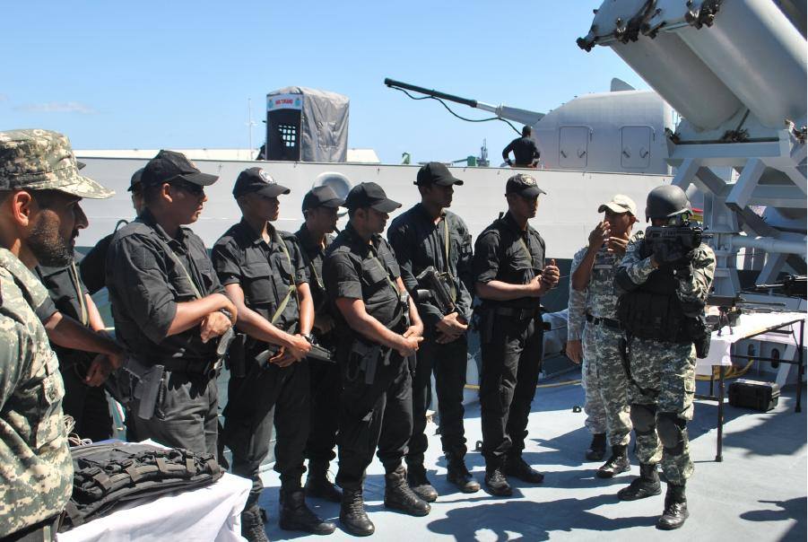 jaywankhadejrw's tweet image. MARCOS explaining foreign troops about their equipment 
@indiannavy #indiannavy #indiannavymarcos #marinecommandos #specialforces #frogmen