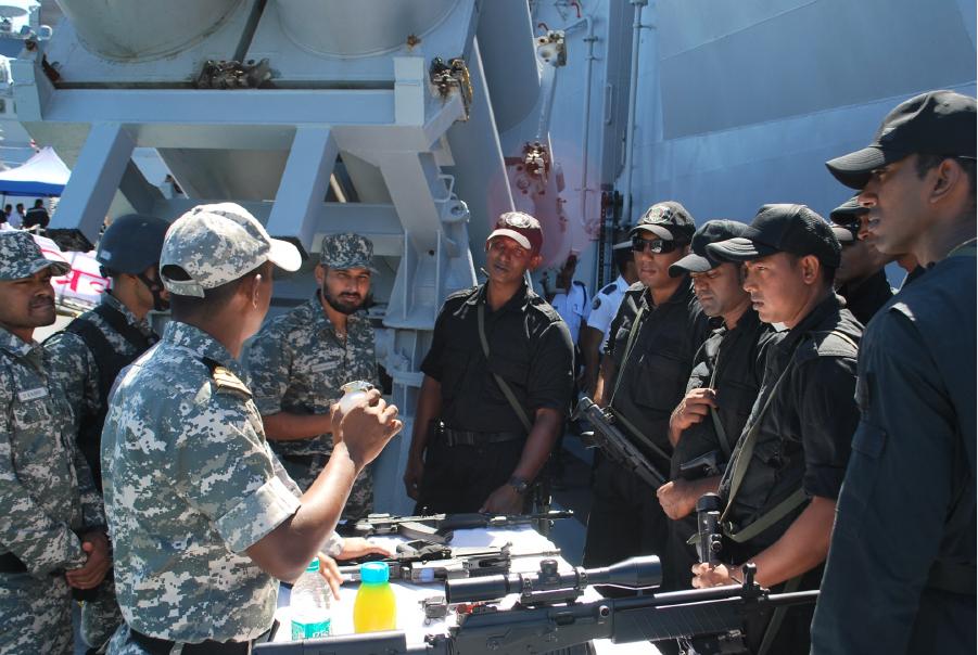 jaywankhadejrw's tweet image. MARCOS explaining foreign troops about their equipment 
@indiannavy #indiannavy #indiannavymarcos #marinecommandos #specialforces #frogmen
