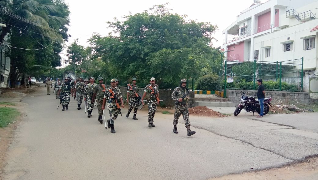DCPWestBCP's tweet photo. ಈ ದಿನ ಸಂಜೆ ರಾಜರಾಜೇಶ್ವರಿ ನಗರ ಪೊಲೀಸರು ವಿಧಾನಸಭೆ ಚುನಾವಣೆ-2018 ರ ಹಿನ್ನಲೆಯಲ್ಲಿ ಠಾಣಾ ಸರಹದ್ದಿನಲ್ಲಿ ಅರೆಸೇನಾ ಪಡೆಗಳೊಂದಿಗೆ
ಪಥಸಂಚಲನ ನಡೆಸಿರುತ್ತಾರೆ. 
|#ಶಾಂತಿಯುತಚುನಾವಣೆಯಕಡೆ#ನಮ್ಮಪಡೆಗಳನಡೆ|
@Rrnagarbcp|#KarnatakaElections2018|#PoliceRouteMarch|#AreaDominationContinued..........@BlrCityPolice https://t.co/3r2xcJBgoD