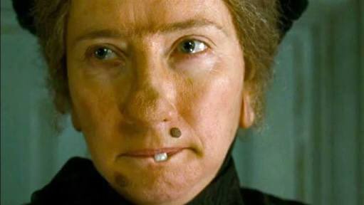 баба с бородавкой. няня макфи и мэри поппинс. няня макфи. няня макфи 1. девушка с большой родинкой на лице.