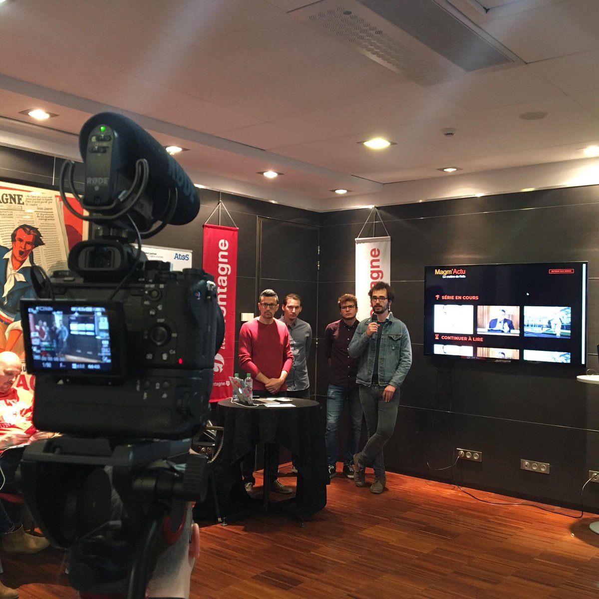 officiel_hope's tweet photo. On écoute les présentations des projets finaux au @labcentrefrance ! Que l'équipe avec le projet le plus inspirant et le plus innovant remporte la victoire de cette première édition du #mediackaton ! 😁🙌 #innovation #challenge #Concours #media #hackaton #Hope @lamontagne_fr https://t.co/CHlJXdFNos