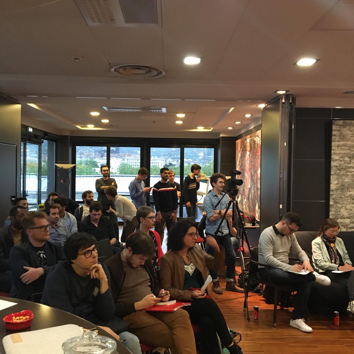 officiel_hope's tweet photo. On écoute les présentations des projets finaux au @labcentrefrance ! Que l'équipe avec le projet le plus inspirant et le plus innovant remporte la victoire de cette première édition du #mediackaton ! 😁🙌 #innovation #challenge #Concours #media #hackaton #Hope @lamontagne_fr https://t.co/CHlJXdFNos