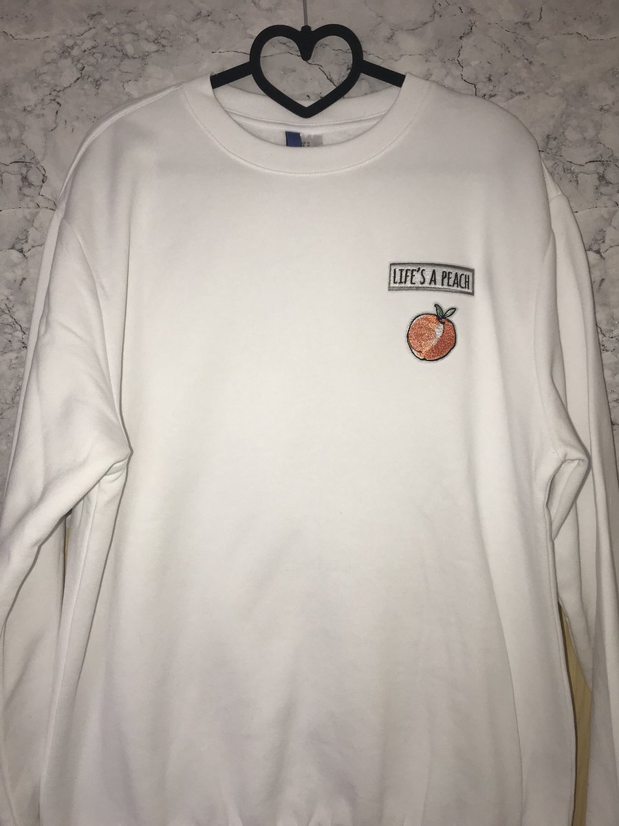 pinandpatchuk's tweet photo. SELLING: ⭐️ BRAND NEW ⭐️ CUSTOM MADE SWEATSHIRT “Life’s a Peach” 🍑 head over to my Depop profile to shop! https://t.co/QK52yChtWm 📦 #Depop #shop #custom #Sweatshirt #fashion #blogger https://t.co/iQWbFVKAaS
