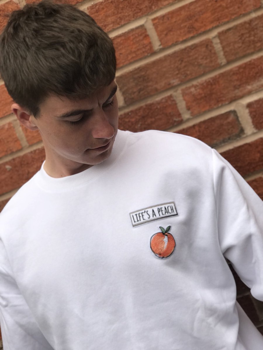 pinandpatchuk's tweet photo. SELLING: ⭐️ BRAND NEW ⭐️ CUSTOM MADE SWEATSHIRT “Life’s a Peach” 🍑 head over to my Depop profile to shop! https://t.co/QK52yChtWm 📦 #Depop #shop #custom #Sweatshirt #fashion #blogger https://t.co/iQWbFVKAaS