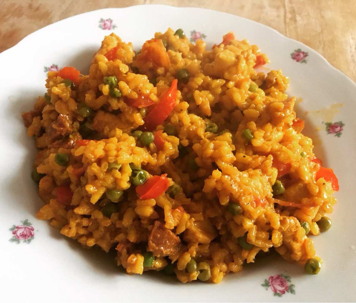 Buiten regen maar zomer op m’n bord, paella. #chicascooking