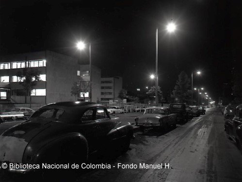 Transversal91's tweet photo. Nocturnas Avenida 23 | Rodríguez, Manuel H., 1920-2009 | 1955-1972 #Cultura #Fotográfía #PanorámicasBogotá #CallesBogotá #follow4follow #Bogotá #Ciudad #FotosAntiguas #Historia #AvCaracas #Construcción #Investigación #Movilidad #Transporte #Calle26 #Blog #ProyectoCultural https://t.co/MkDfiUPesO