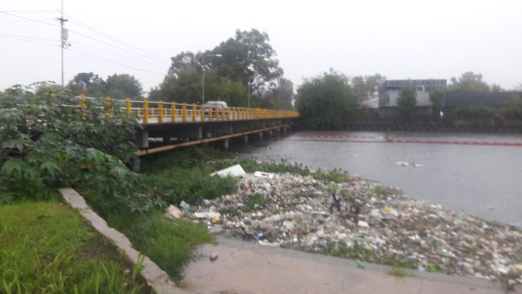 RioReconquista's tweet photo. Lo que la lluvia trajo... tras las intensas precipitaciones toda esta basura que tiramos al río, llegó a la Pista. Tomemos conciencia que los Ríos no son basurales. No se olviden del Reconquista... https://t.co/0Z4NHWU8tO