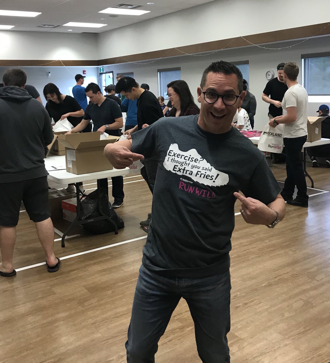 GrantFedorukPT's tweet photo. Shout out to @KenFranczek &amp; @CrystalGlassLTD for their contribution to @RunWildMarathon - volunteers will be styling in this swag #irunwild ##yeg #stalbert https://t.co/5qcreCIR8M