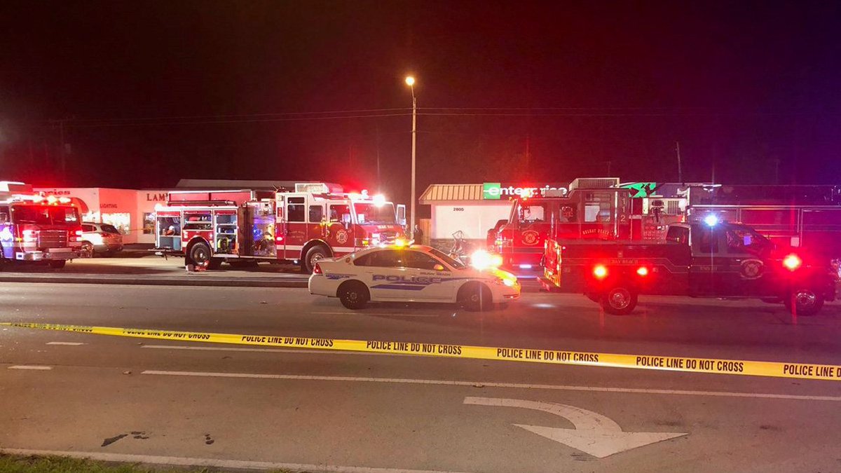 Speeding truck rear-ends minivan in Delray Beach, killing 4, police say bit.ly/2Kj83EB https://t.co/lelb3LM1OU