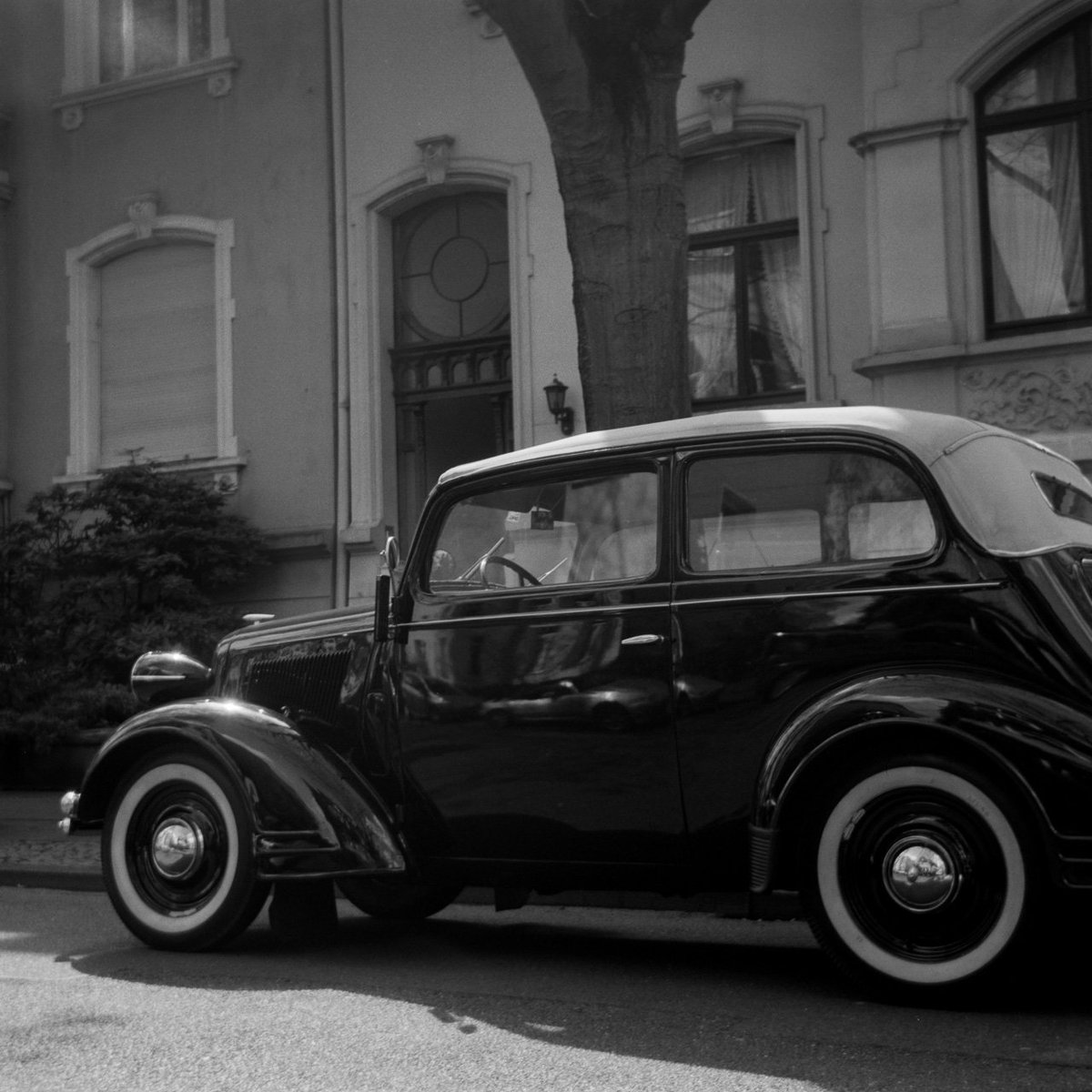 grmpyhpstrmk's tweet photo. Opel

📷: Agfa Isolette V 85mm f/4.5
🎞: @ILFORDPhoto FP4plus
⚗️: Ilford Ilfosol 3 1:9

My first roll with my grand-uncles Isolette .

#dortmund #urbanromantix #blackandwhite #monochrome #ishootfilm #fp4plus #120mm #agfa #isolette https://t.co/Eubf6tRs19
