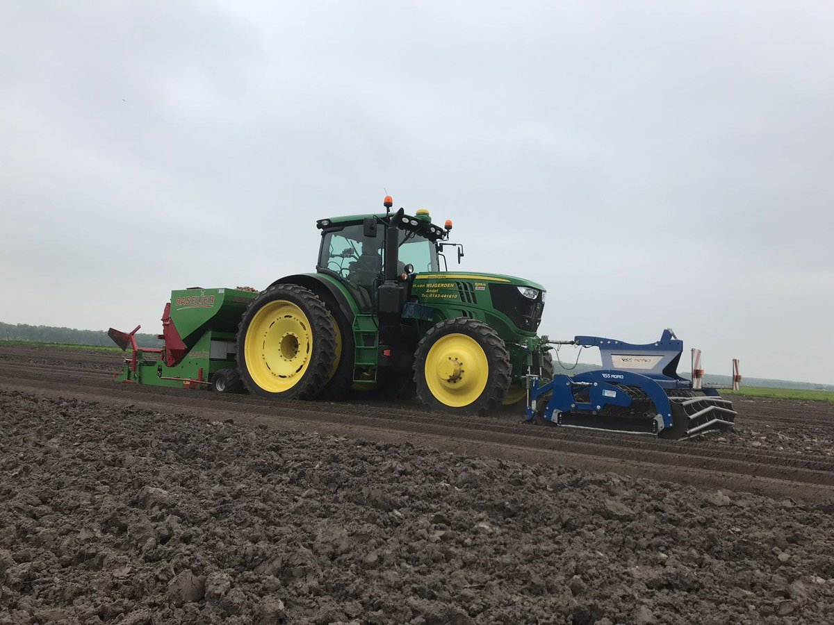 Arneverhoevenn's tweet photo. Aardappelen poten #oogst18 https://t.co/e3Je68OVnz