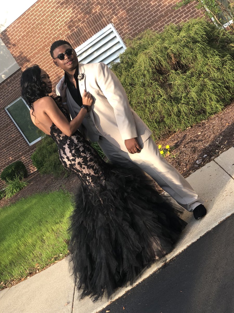 xxalaza's tweet photo. Prom 2k18 🤪🤤🖤 https://t.co/wlCUX9EZmV