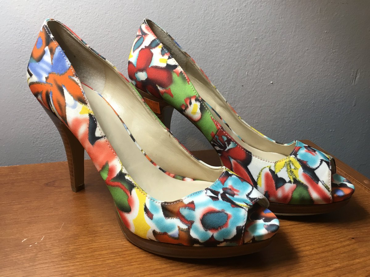 OutFITtersNH's tweet photo. The weather has been unpredictable lately, but we have shoes for any temperature! Stop by our stores to stock up on footwear for any occasion. #newenglandspring #outfittersfinds #realgoodbuys #thriftstore #nonprofit #nh #manchesternh #concordnh https://t.co/7eDveZvPn4