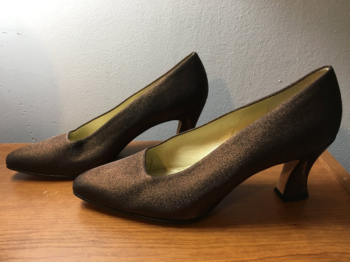 OutFITtersNH's tweet photo. The weather has been unpredictable lately, but we have shoes for any temperature! Stop by our stores to stock up on footwear for any occasion. #newenglandspring #outfittersfinds #realgoodbuys #thriftstore #nonprofit #nh #manchesternh #concordnh https://t.co/7eDveZvPn4