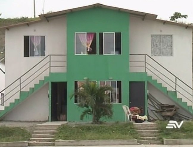 EcuavisaInforma's tweet photo. Habitantes de #Muisne se quejan de la estrechez de casas entregadas tras #TerremotoManabí #TerremotoEcuador ➡️ ¡EL VIDEO AQUÍ! https://t.co/yvJfZkvkxU https://t.co/spEYDZsf4P