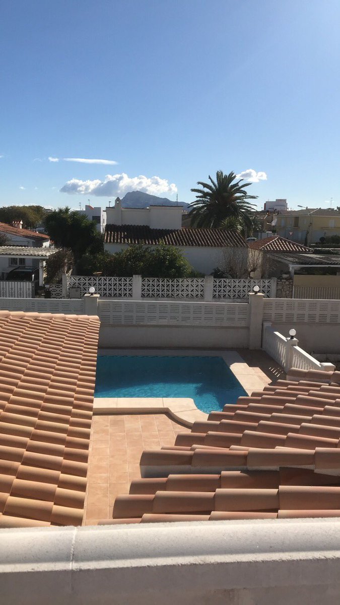 LisaMassarella's tweet photo. 25 day countdown #rooftopsunbathing #sunshineperfection 😎 https://t.co/iSQ05tIlgc