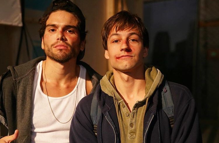 El mejor amigo de Eddie es Julián.
¿Será que buscan pleitos o son circunstancia de la vida que lo lleva a actuar de esa manera?