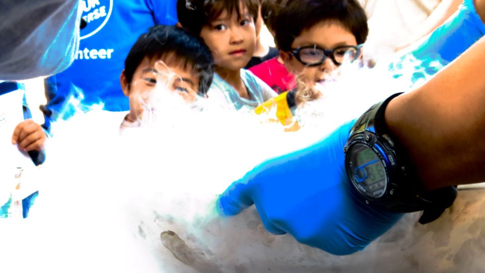 Instant ice cream, cryocooking, and "Dragon Breath"! Read all about how liquid nitrogen can add some wow factor to our foods. scienceandfooducla.wordpress.com/2018/04/17/liq…