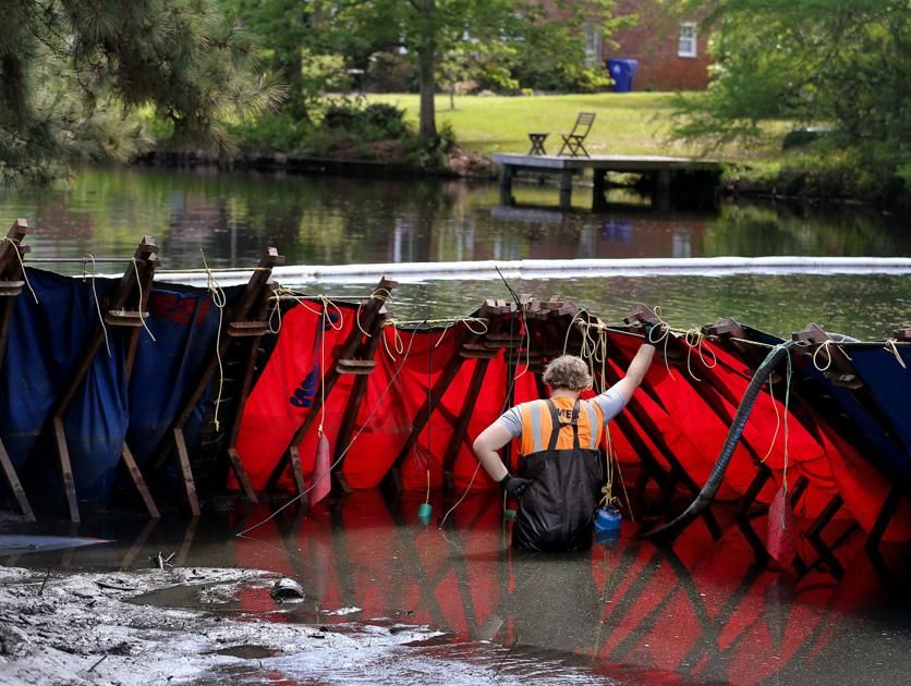 MikeHudema's tweet image. Another spill. ""It's been three months of this. My family can't use our backyard."

Month-long oil leak still plaguing Mount Pleasant lake neighbourhood:   buff.ly/2H6Q9a6

#ActOnClimate #EndOil #cdnpoli #bcpoli #StopKM #NoKXL