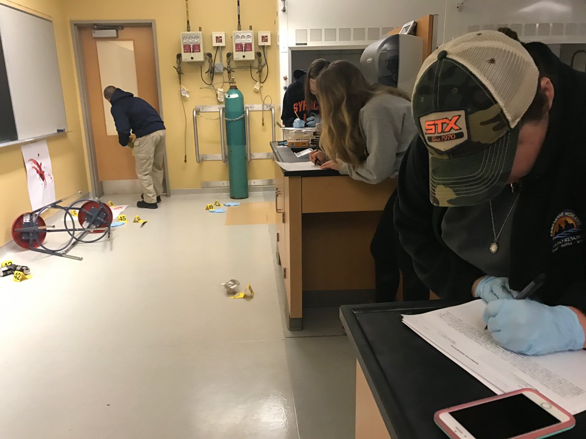 SUForensics's tweet photo. FNSSI students working the crime scene in Professor Grenier's Crime Scene Investigation class.
#SUForensics https://t.co/hw8sBpyxuK