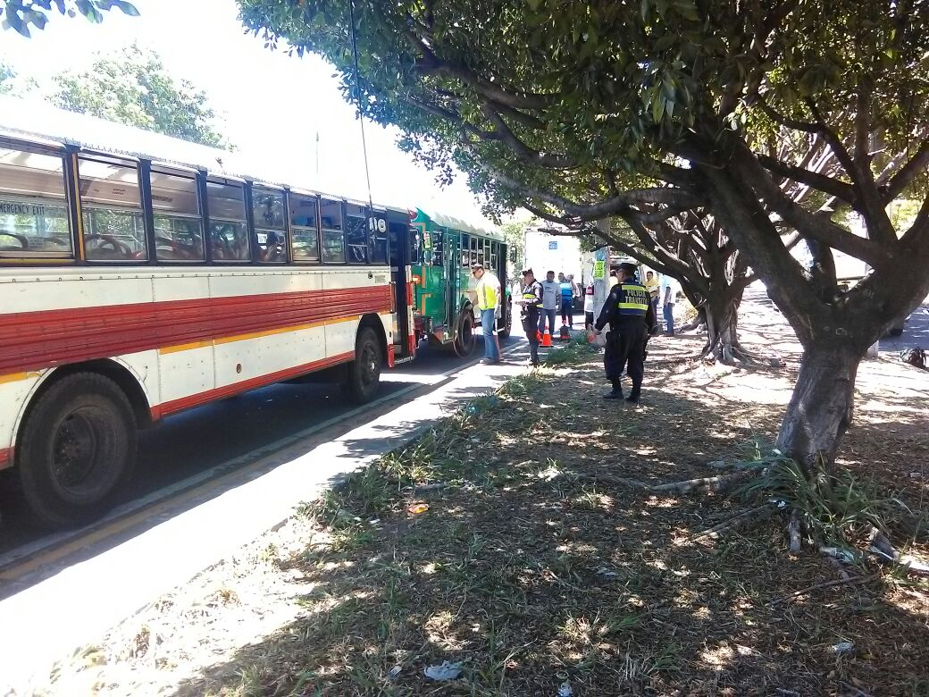 PNCSV's tweet photo. Personal de la Sección de Tránsito de Delegación #SSSur, mantiene control vehícular con @VMTElSalvador, realizando prueba de emisión de gases, en kilómetro 9 de carretera que de San Salvador conduce a Comalapa https://t.co/WavXc5PfQd