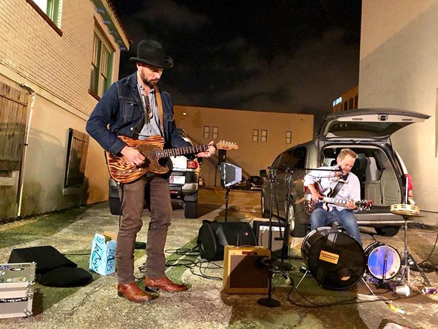 musicfirsthand's tweet photo. Tonight! @OsoDiabloGuitar on Comedians Interviewing Musicians. Join us with comedians @BeckiJo_BJN and @luisflandes at 7pm sharp! Send in your questions and comments. We'll be on YouTube Live: https://t.co/bzrZfrBoea #austinmusic #musicfirsthand #bluesmusic #austincomedy https://t.co/2xC9tDT7OZ