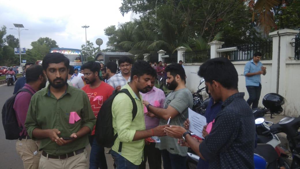 dakf_magazine's tweet photo. In support of #JusticeForAsifa campaign, #InfoPark employees gathered in front of park gate, today under the banner of #ProgressiveTechies https://t.co/C3Mv0MtB0X