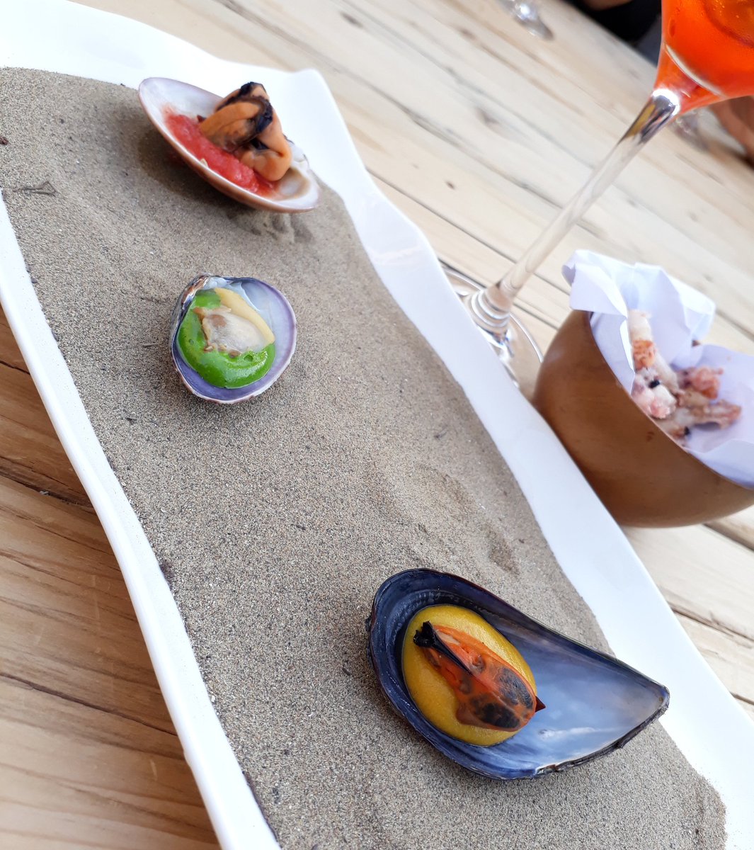 Marco_K18's tweet photo. #NoiInLaguna #MDW18
Tra le canne e la spiaggia a #Milano: cozza con crema d'arancia, cozza con nettare di pomodoro e vongola clorofilla di prezzemolo
@RistoDanielMil @Impagliando https://t.co/NsAd4TQ1nB