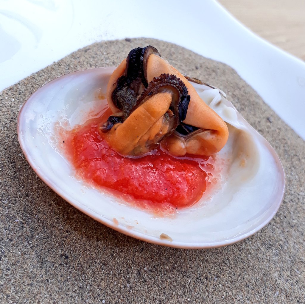 Marco_K18's tweet photo. #NoiInLaguna #MDW18
Tra le canne e la spiaggia a #Milano: cozza con crema d'arancia, cozza con nettare di pomodoro e vongola clorofilla di prezzemolo
@RistoDanielMil @Impagliando https://t.co/NsAd4TQ1nB
