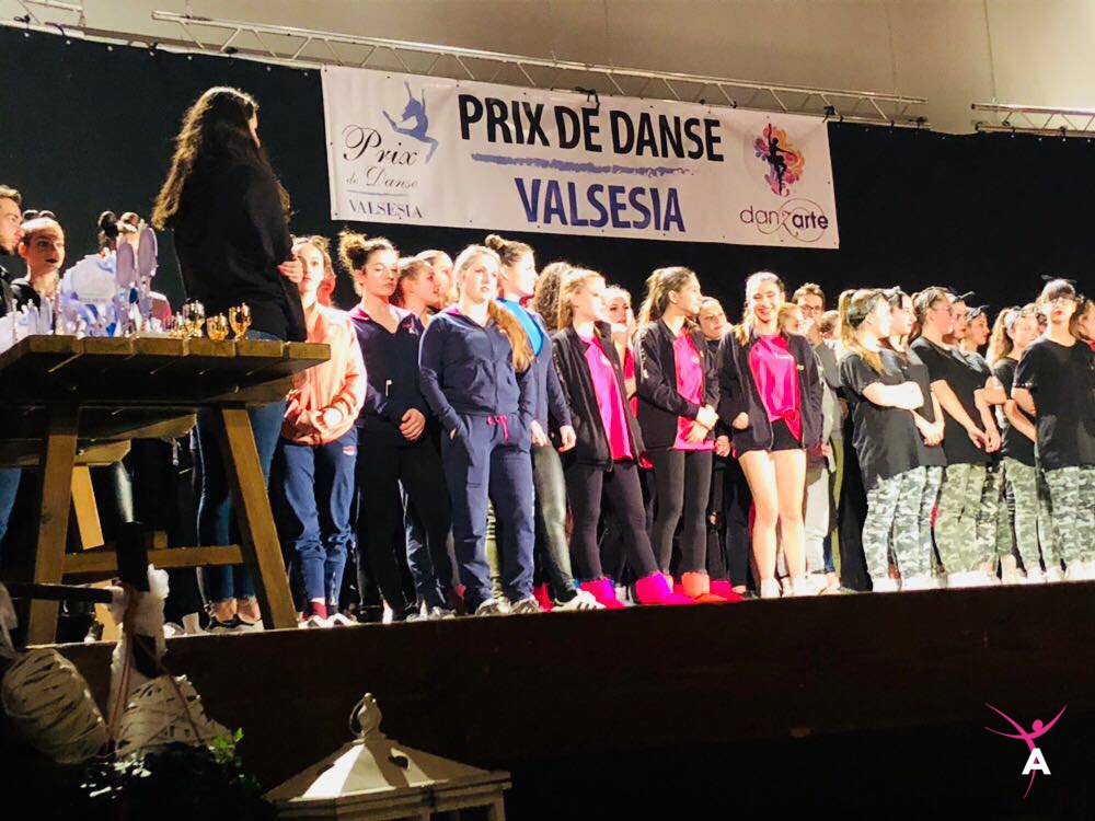 danzarabesque's tweet photo. #PRIMOPREMIO per le nostre allieve di #Modern! Con la coreografia “B.I.M.” hanno vinto al concorso Prix de Danse di Borgosesia, in cui eran presenti 220 coreografie in gara! #danzacrescivivi #dance https://t.co/LGywWrIuD9