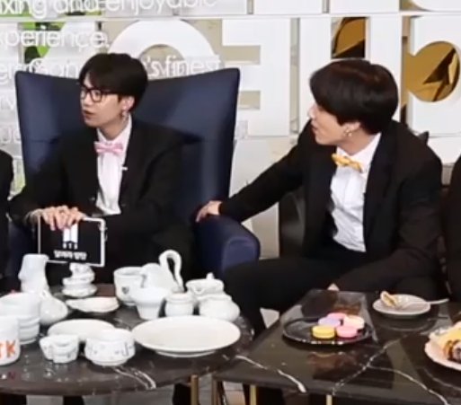 Honey06_13's tweet photo. Jungkook sitting like that, all spread out and wanting a hand near his Suga-hyung: BIG MOOD
#Yoongi #Yoonkook #Sugakookie #RunEp49 https://t.co/dNPLm5CEBI