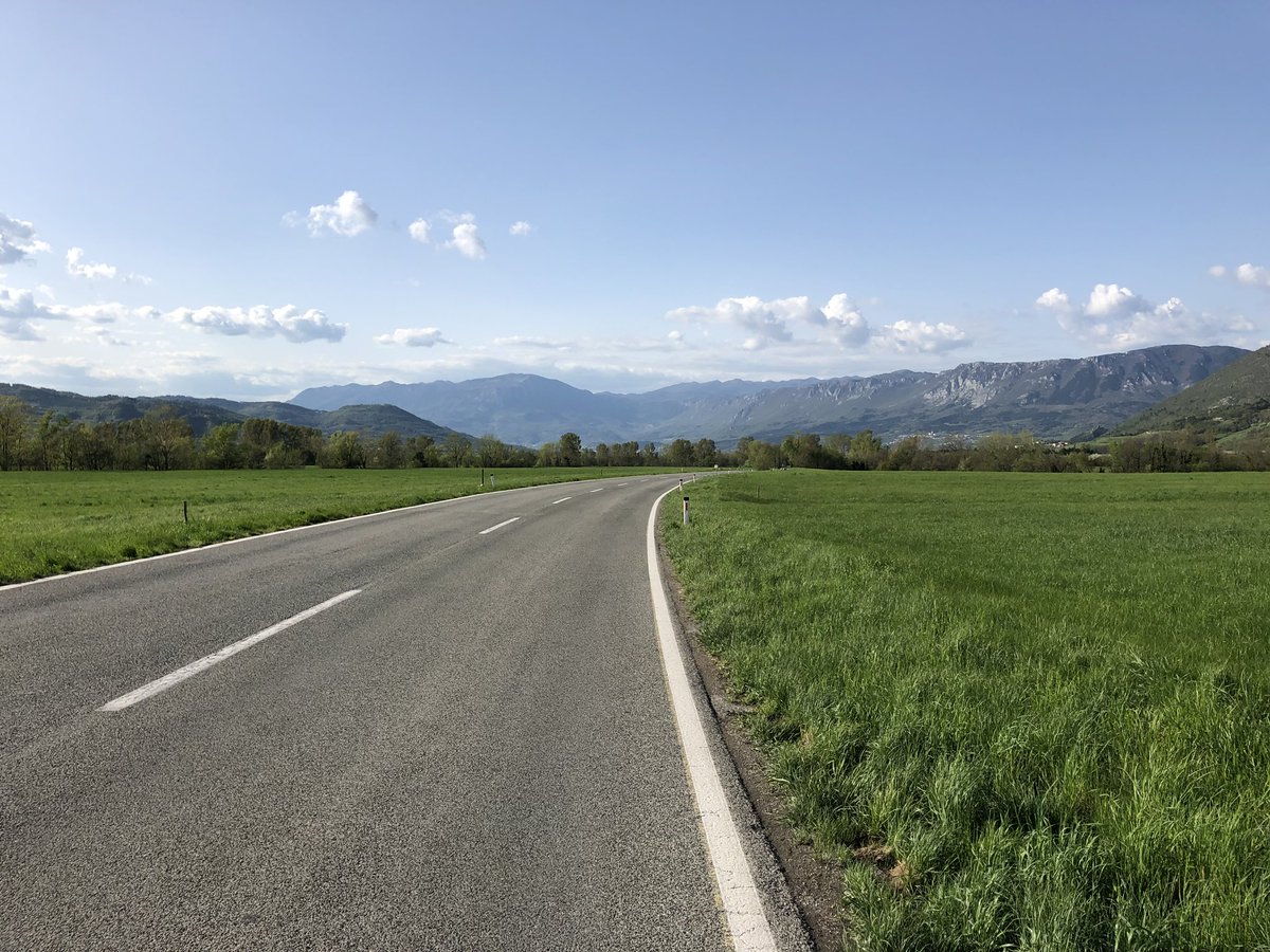 TimotejBavec's tweet photo. Recovery rides are normally ones that lets you appreciate views you only notice when riding your bike slowly. 

#enjoybike #recovery #ride #fuji #blue #sky #sunny #spring https://t.co/TEF3RXkxTN