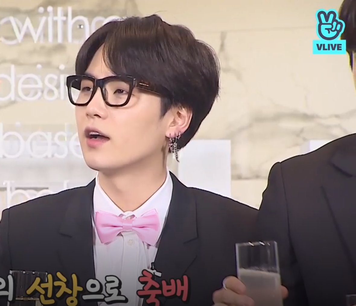 Honey06_13's tweet photo. They couldn't give us a close-up of Yoongi and Jungkook standing together during the toast, and this was the closet we got ... πππ
BUT I'LL TAKE IT!!!
(and look at the shoulder-height difference! *sobs in yoonkook*) #RunEp49 https://t.co/CFTTM959fb