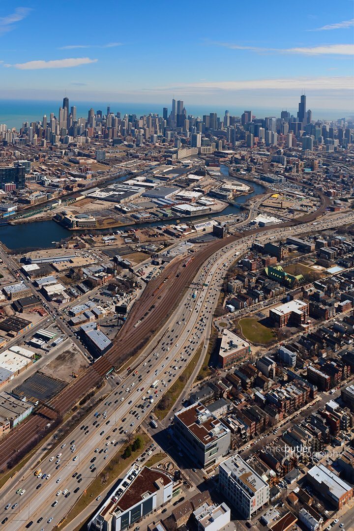 SkylineArch's tweet photo. The artery that pumps #Chicago's heart.

Kennedy Expressway shot by @barrybutler9 https://t.co/vwdpwVM0Vp