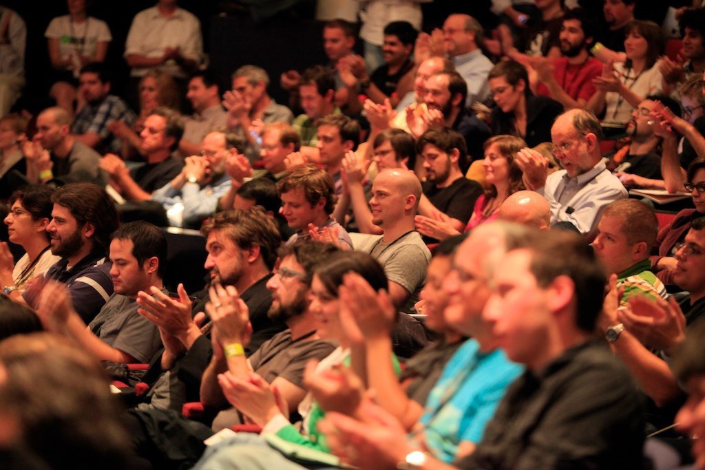 GSWpro's tweet image. 75% of the population suffer from speech anxiety. Here are our top tips for improving your public speaking skills: greatspeechwriting.co.uk/corp/2018/02/b…