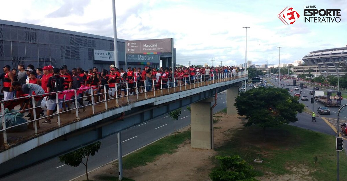 TNTSportsBR's tweet photo. 50 mil torcedores em um treino aberto, numa terça-feira, às 15h?!
Tem que respeitar a torcida do @Flamengo! https://t.co/gH1sNQTNG6