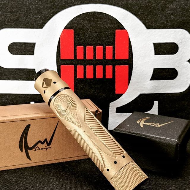 majorvapes's tweet photo. On deck and freshly decked out thanks to @saddlehorseblues and @rnv_designs_canada
#artdeco or #egyptian #vapepics #vapeporn #mechmod
#mechlife #rnvdesign #rnv #chroniclemod #brassmod https://t.co/OHmH429ddn https://t.co/0YT2iA8Ni3