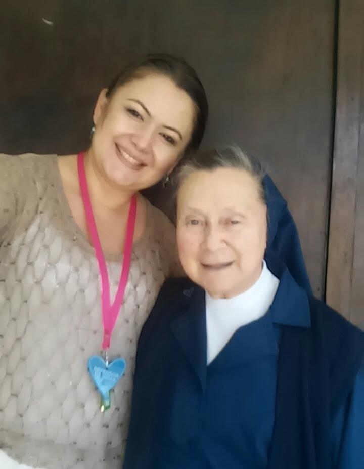 lucycordoba's tweet photo. "El mejor sanador es el que aprende desde sus propias heridas"
Sor Genoveva de la Orden Vicentina viajó desde Bogotá #DefensoradelaVida y entregada a la lucha contra la #TrataDePersonas y sensibiliza  para lograr una migración segura y digna #Defensoresdevida #LATAM https://t.co/tfpbRqgQZe