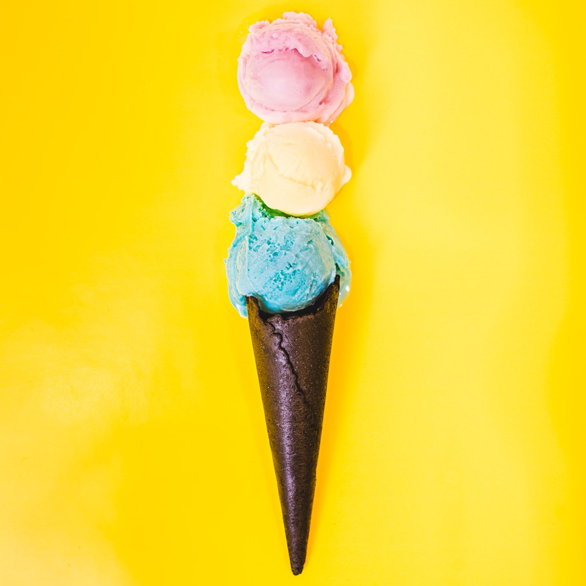 How do you beat three scoops of gelato? Pile them onto a Coconut Charcoal cone, of course! Bubblegum, Passionfruit, &amp; Raspberry were our chosen trio. What would you go for? 🤔
#KingdomofCreams
#LeicesterSquare