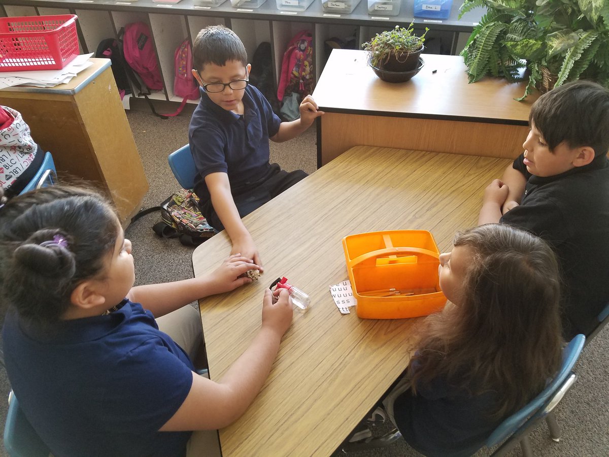 andysclass's tweet photo. Before reading a chapter book, teams meet to share as many elements of the plot they can remember in a round robin. #weareNES #kaganchat #elastandards https://t.co/aigHIKgPMX