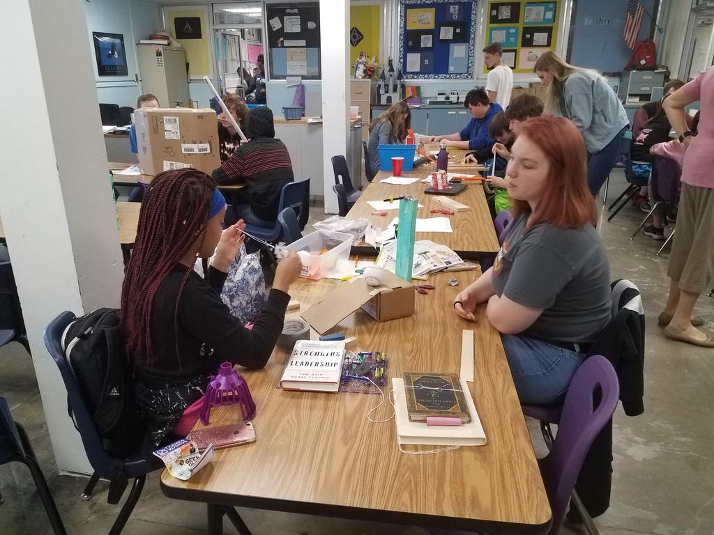 brenteburton81's tweet photo. Building Rube Goldberg Machines! #interdisciplinary @PipkinR12 @officialSPS #piratepride @pipkin8thgrade https://t.co/KHap0ggUPl